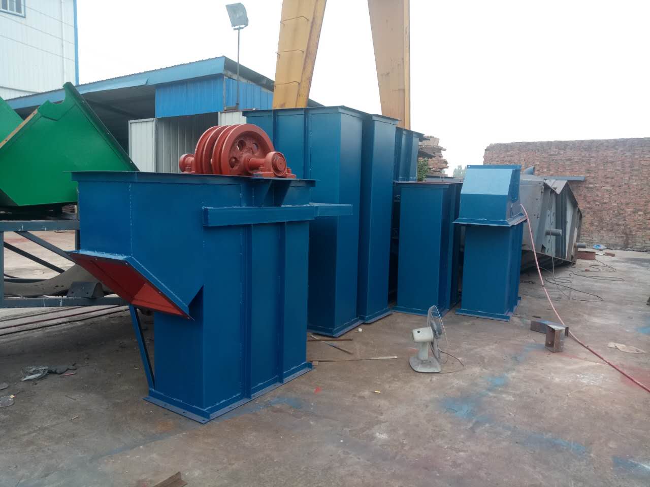 鬥式提升機的料鬥用不用要定期清理啊?(鬥式提升機的料鬥分為)